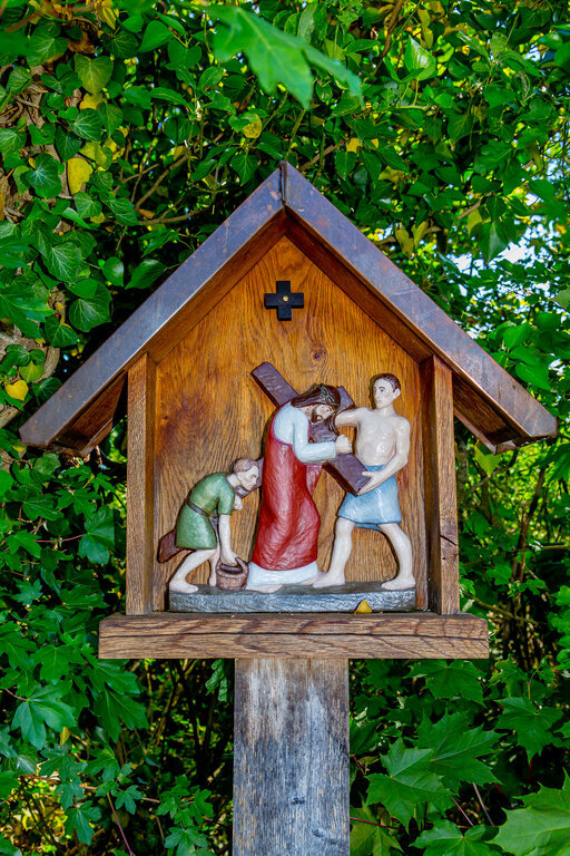 Image: 02 Jesus nimmt das Kreuz auf seine Schultern _JA 32132 Kreuzweg im neuen Friedhof Hohenried.jpg